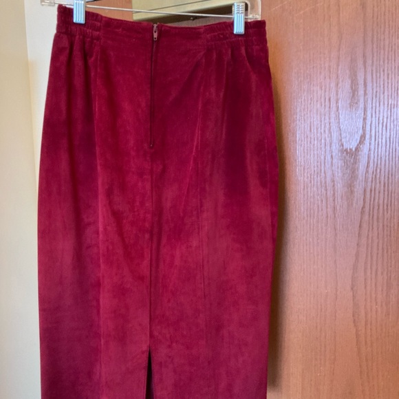 Daniers cranberry colour suede suit - Picture 6 of 6